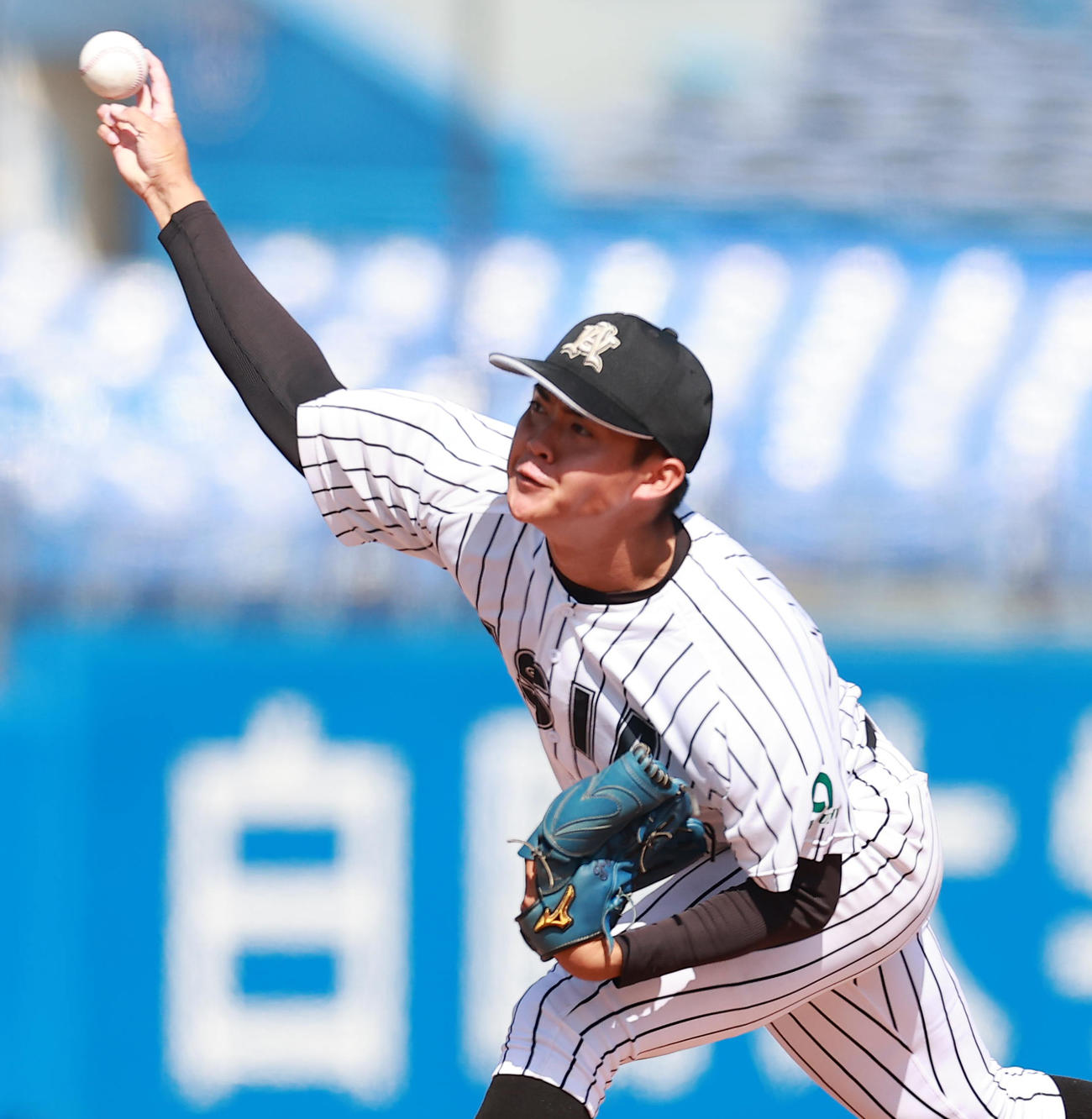 亜大対駒大　力投する亜大・松本健（撮影・野上伸悟）