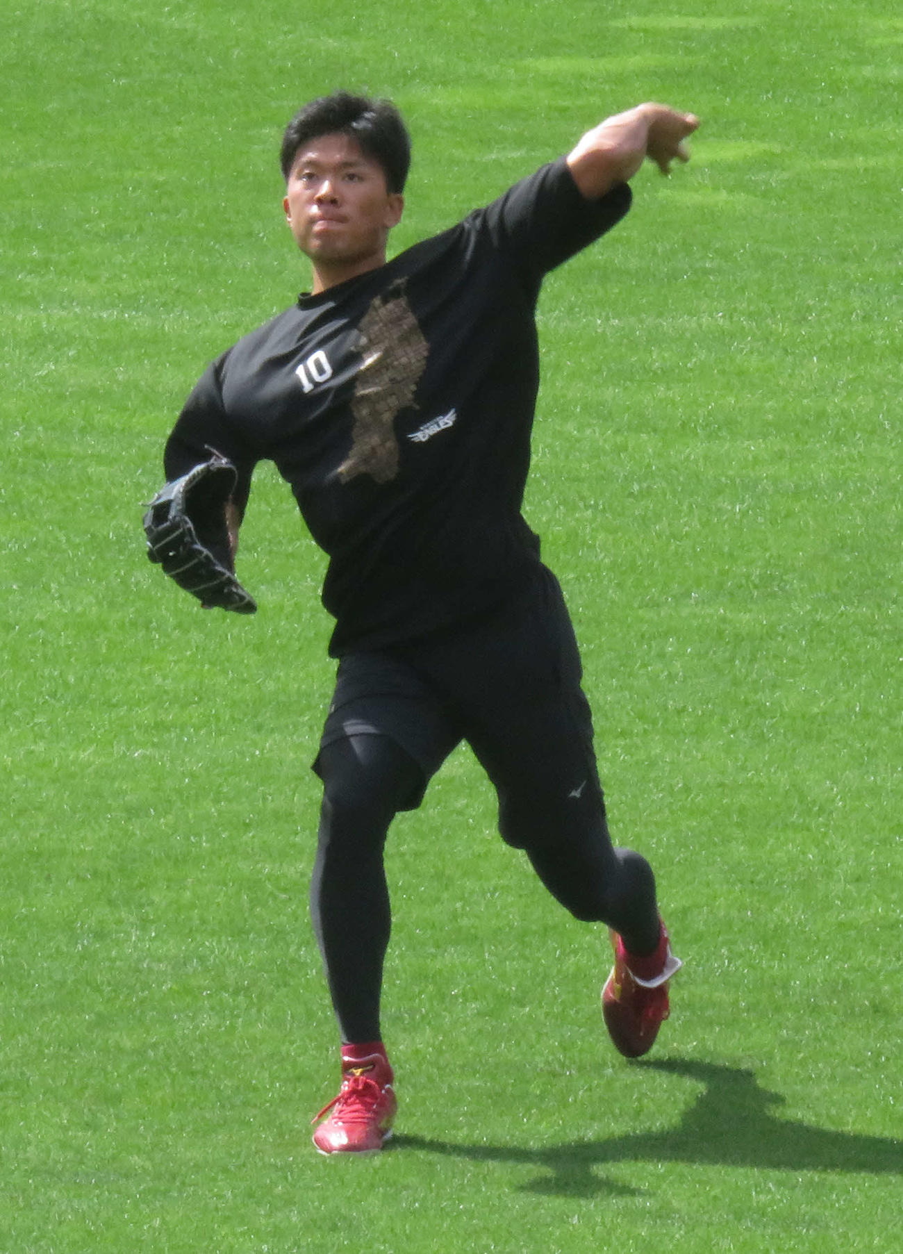 楽天生命パークでの投手練習に参加し、キャッチボールを行う楽天早川（撮影・桑原幹久）