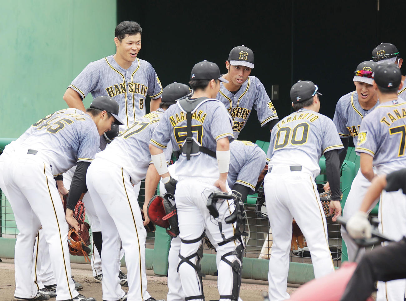 ウエスタン・リーグ広島対阪神　試合前の円陣に加わる阪神佐藤輝（左奥）（撮影・清水貴仁）