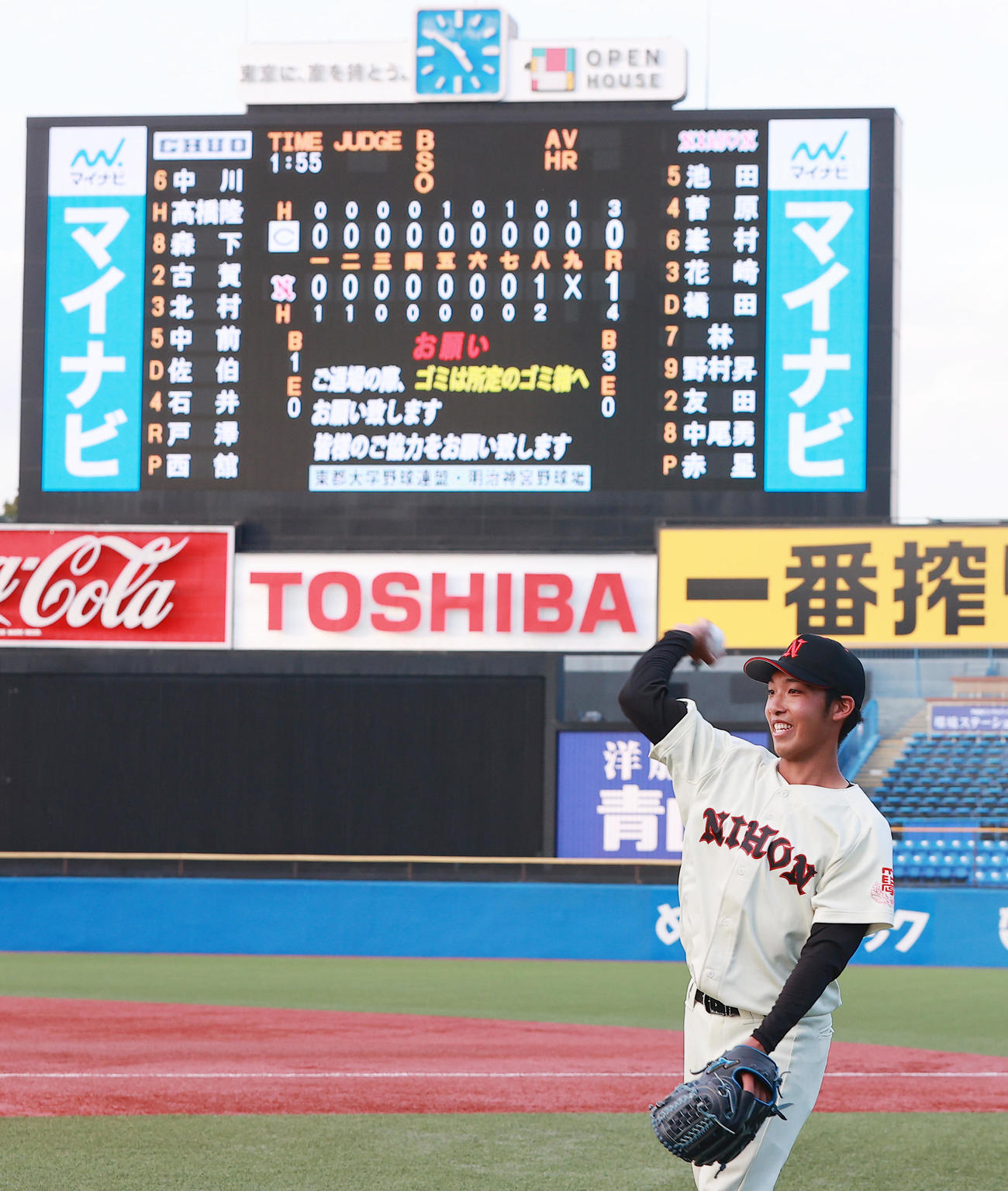 中大対日大　2試合連続完封の日大・赤星優志は、試合後に笑顔でクールダウン（撮影・野上伸悟）
