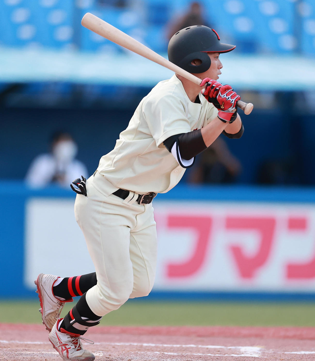 中大対日大　8回裏日大2死三塁、中前適時打を放つ菅原（撮影・野上伸悟）