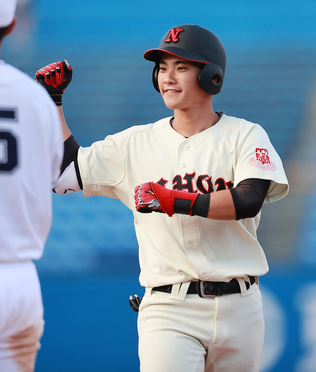 8回裏日大2死三塁、中前適時打を放ちガッツポーズの菅原（撮影・野上伸悟）