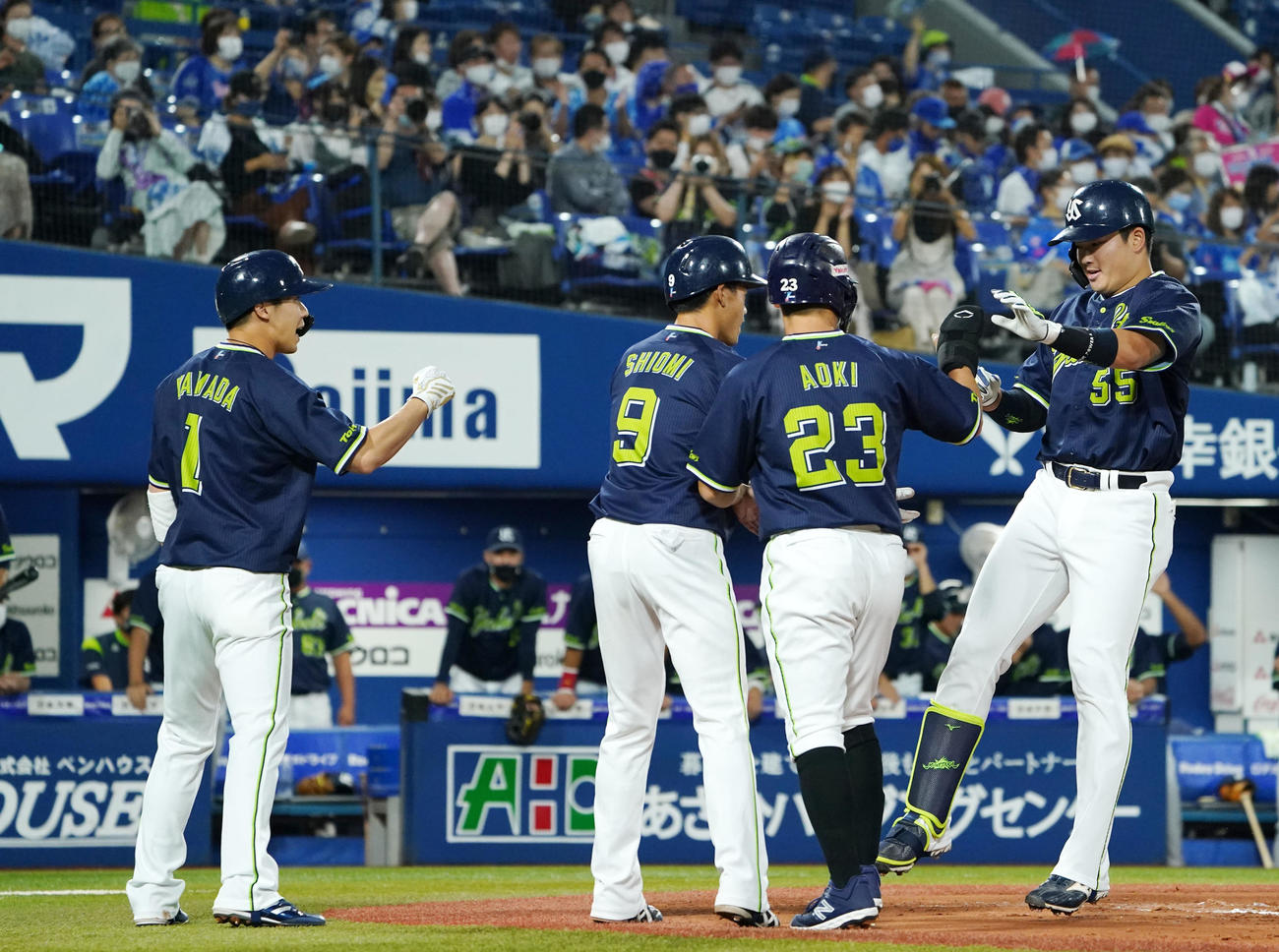 DeNA対ヤクルト　1回表ヤクルト無死満塁、右越え満塁本塁打を放ちナインとタッチを交わす村上（右）（撮影・横山健太）