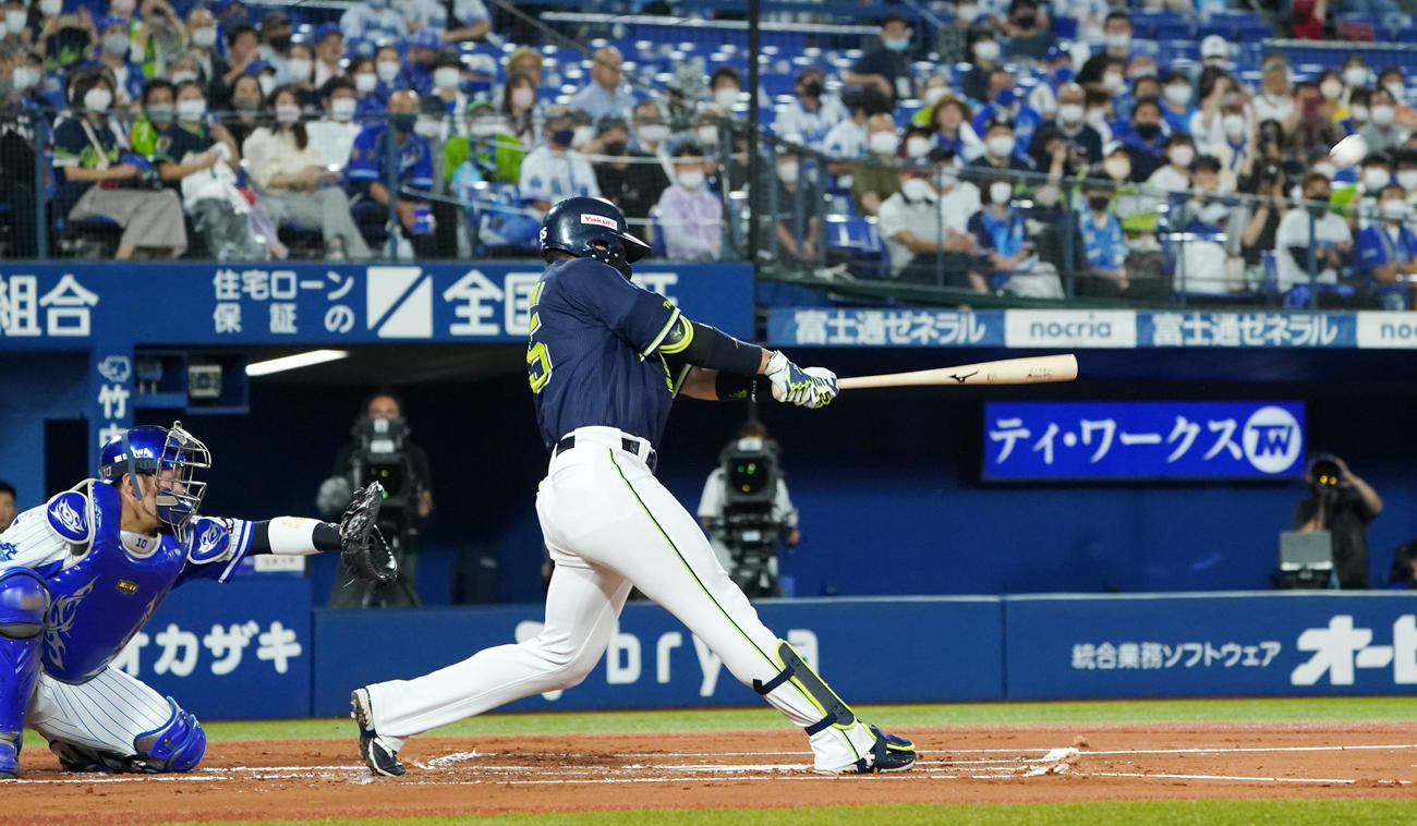 DeNA対ヤクルト　1回表ヤクルト無死満塁、右越え満塁本塁打を放つ村上（撮影・横山健太）