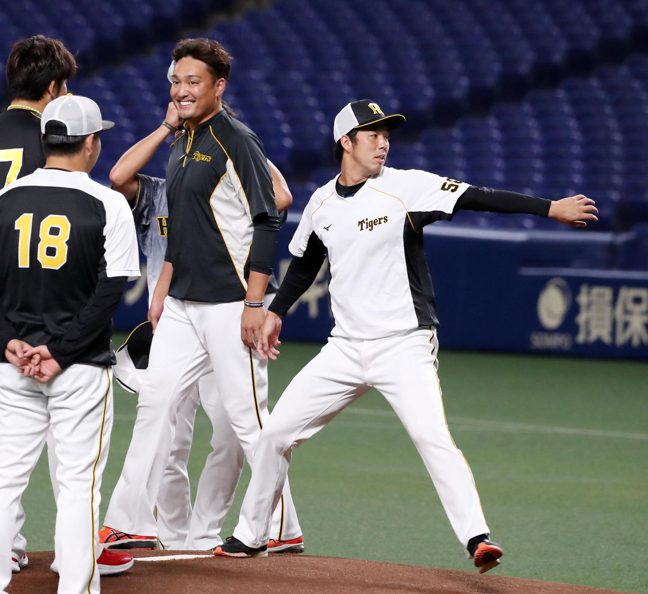 中日対阪神　マウンドからシャドーピッチングする青柳（撮影・加藤哉）