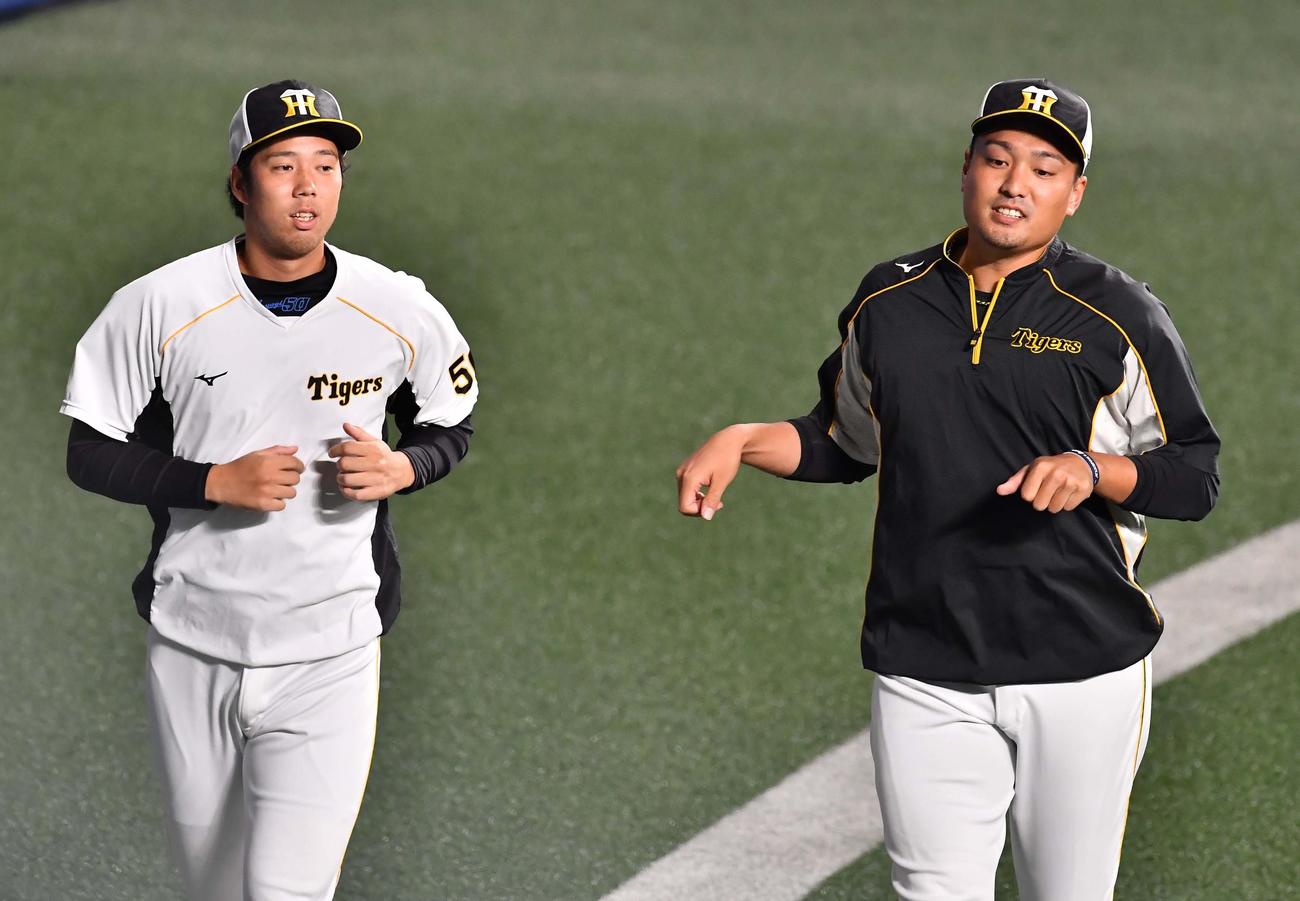 阪神対中日　秋山拓巳（右）とランニングする青柳（撮影・上田博志）