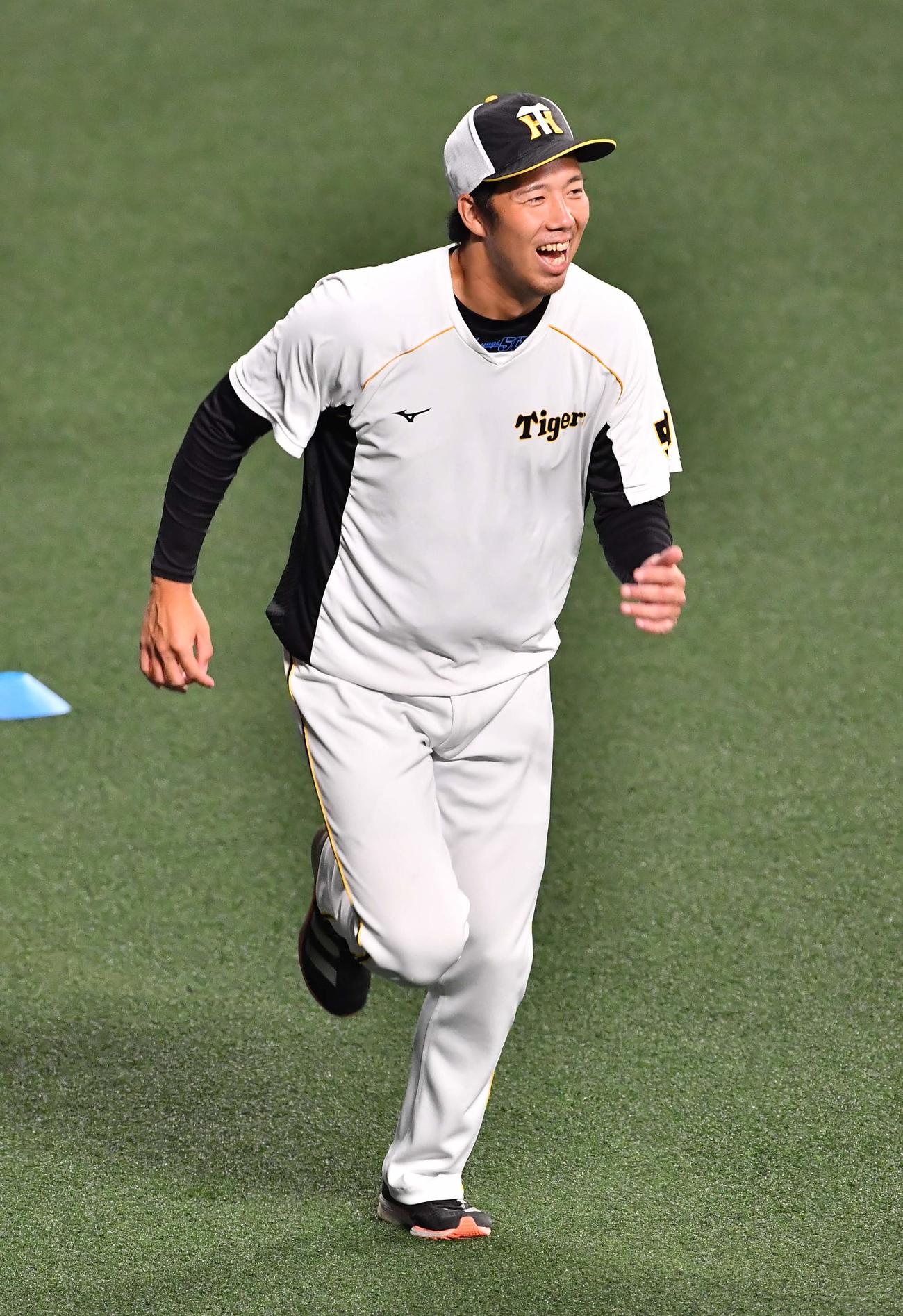 阪神対中日　笑顔でランニングする青柳（撮影・上田博志）