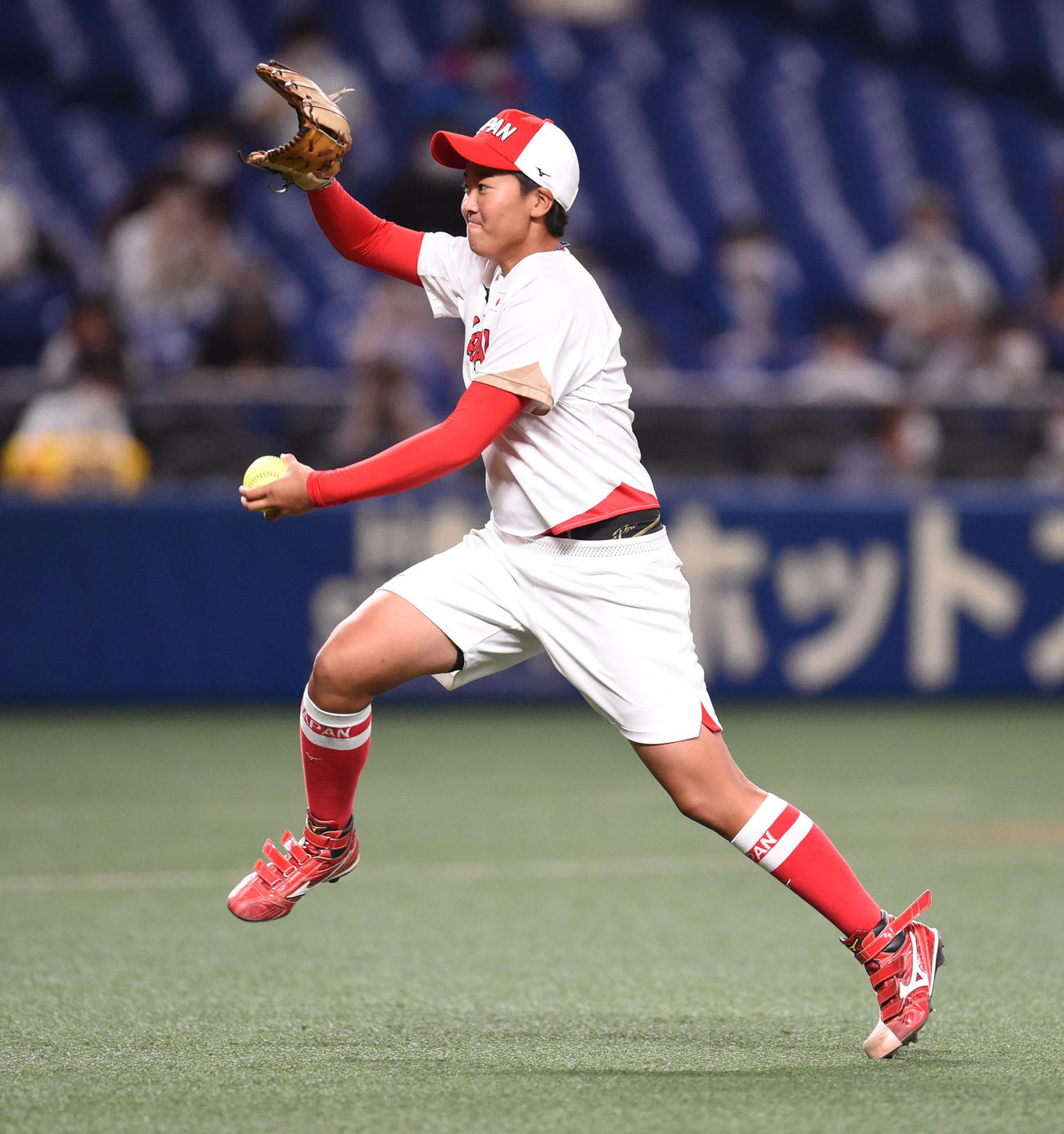中日対阪神　　試合前、セレモニアルピッチを行った東京2020五輪ソフトボール日本代表の後藤（撮影・森本幸一）