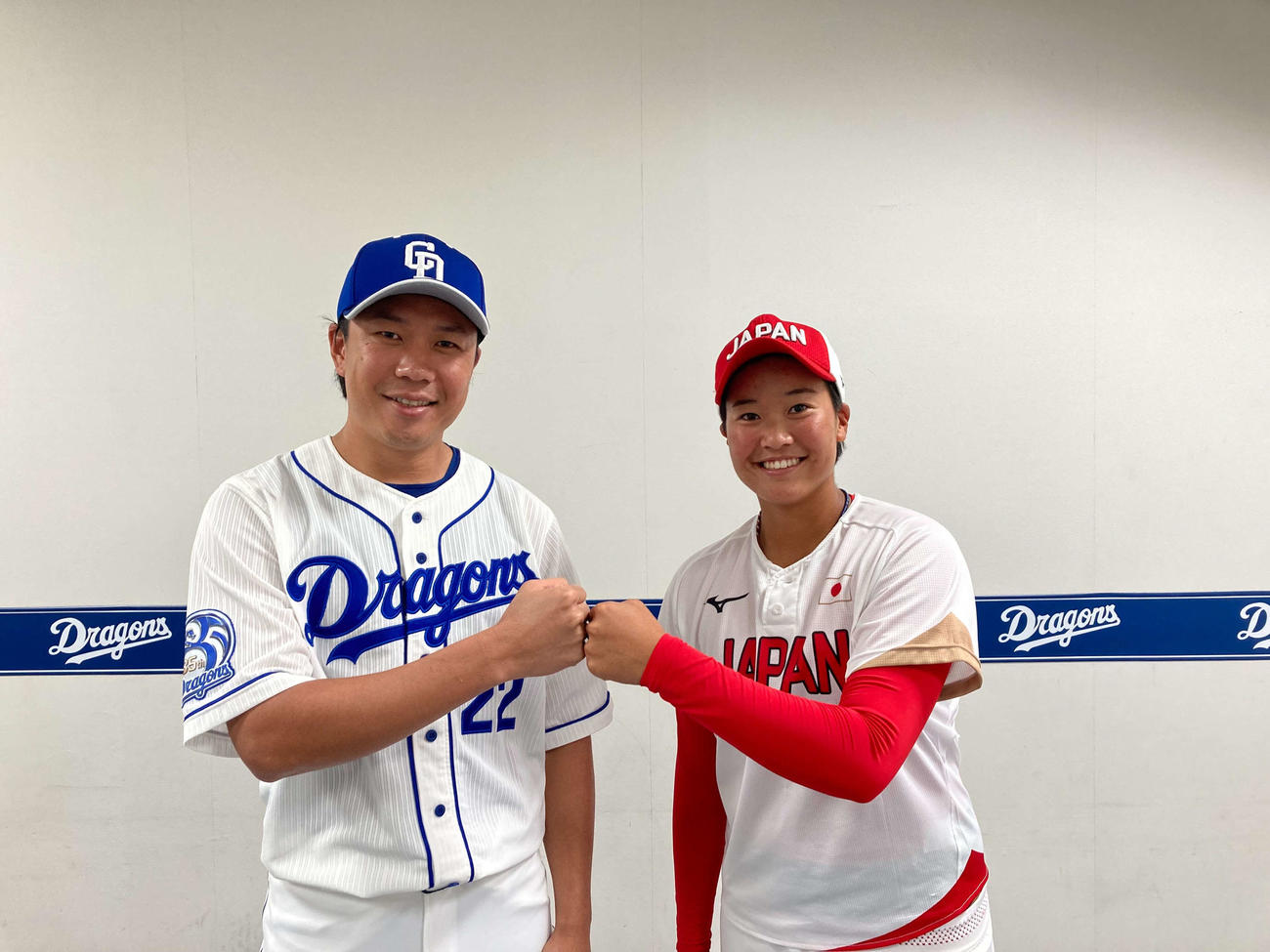 中日阪神戦の試合前始球式に登板後、ともに東京五輪で金メダルを獲得した中日大野雄と対面したソフトボール後藤希友投手＝撮影のためマスクを外しています（球団提供）