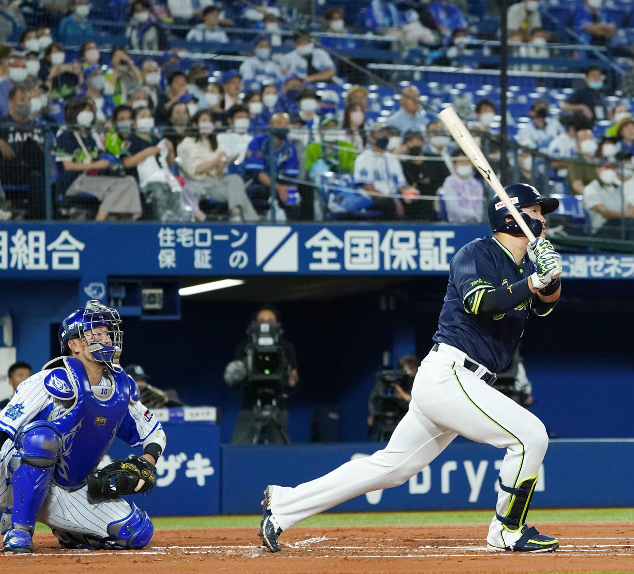 DeNA対ヤクルト　1回表ヤクルト無死満塁、右越え満塁本塁打を放つ村上（撮影・横山健太）