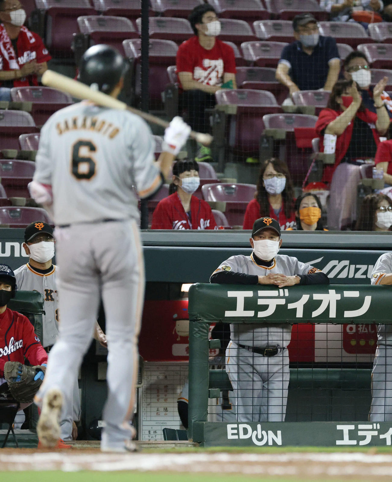 広島対巨人　8回表巨人1死、三振した坂本勇を見つめる原監督（撮影・加藤孝規）