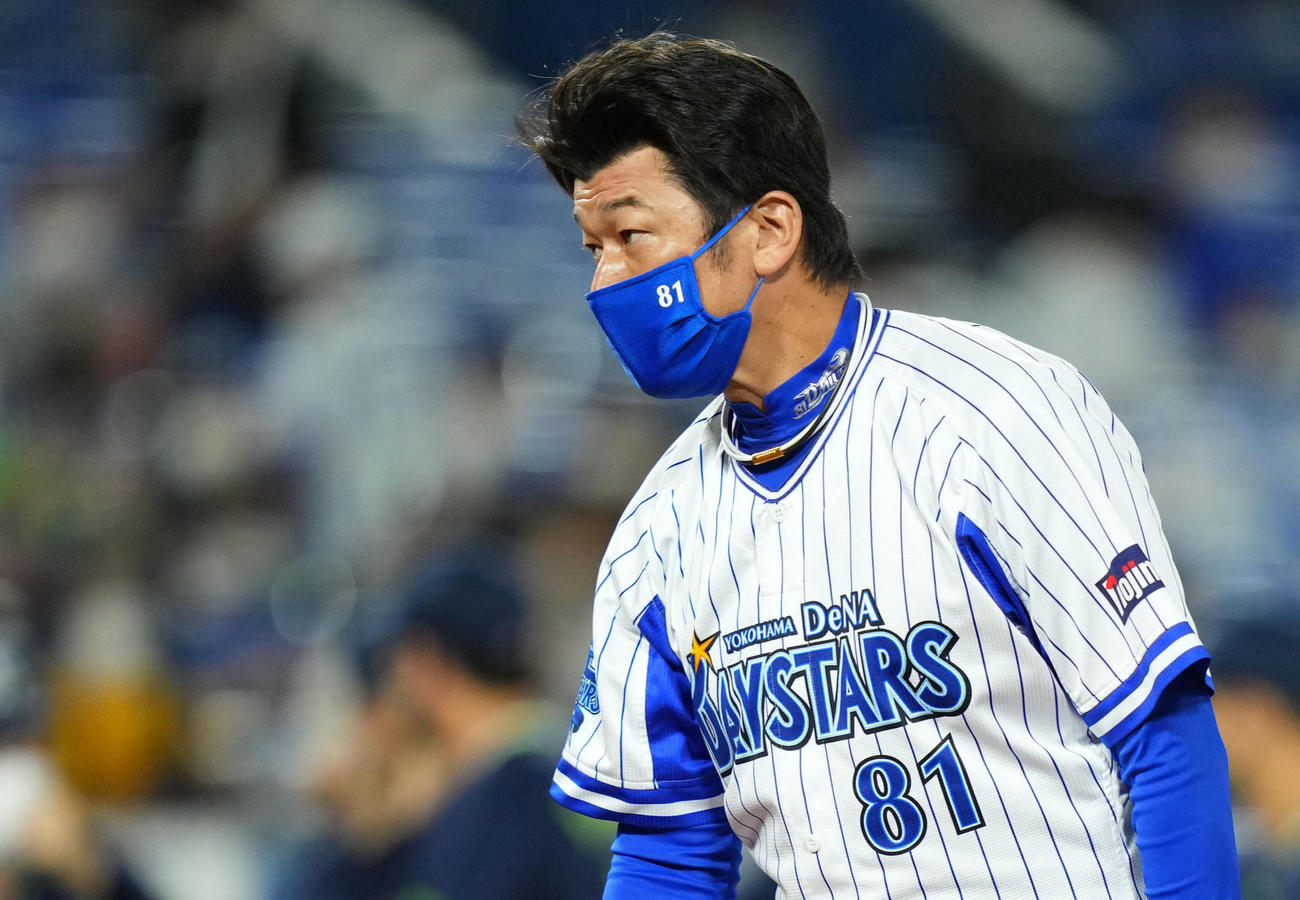 DeNA対ヤクルト　ヤクルトに敗れ引き揚げるDeNA三浦監督（撮影・横山健太）