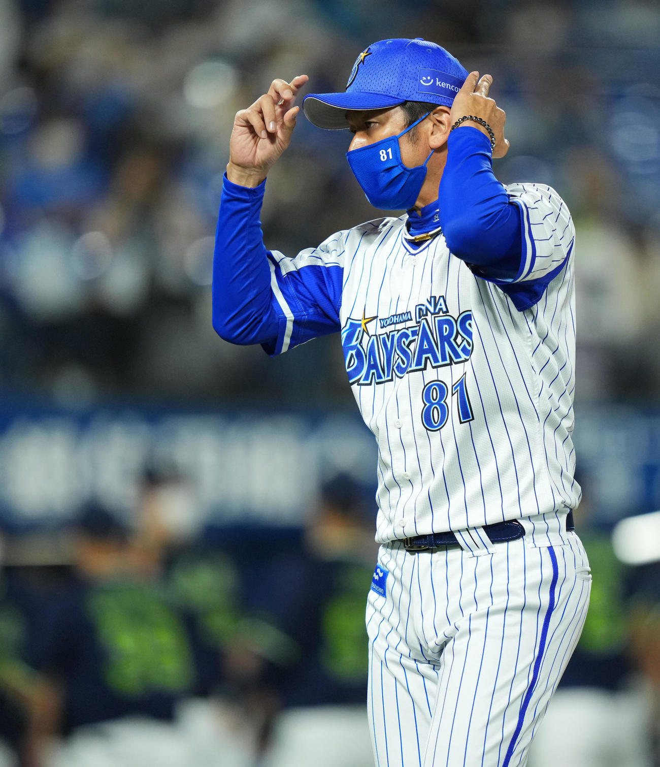 DeNA対ヤクルト　ヤクルトに敗れ引き揚げるDeNA三浦監督（撮影・横山健太）