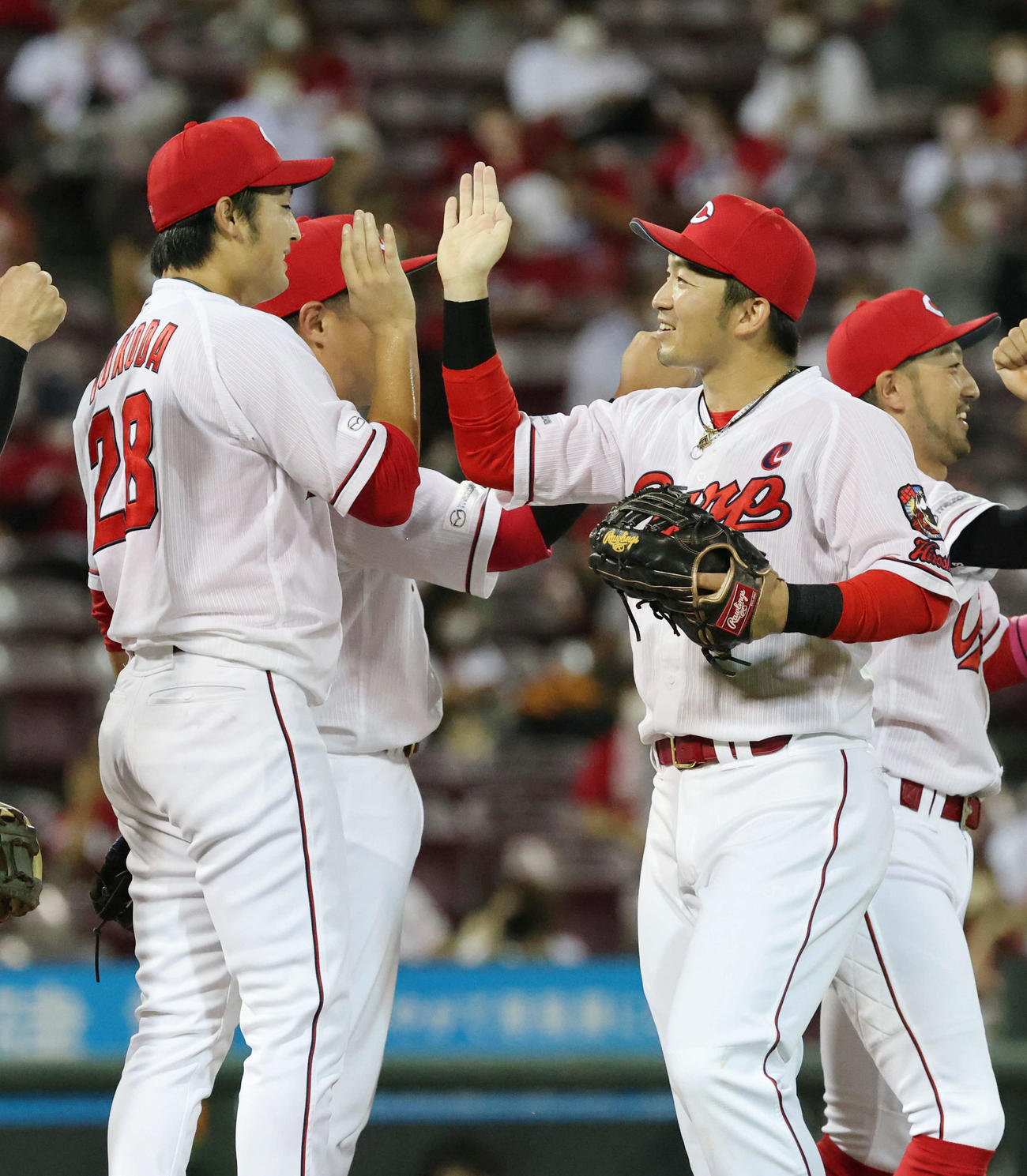 広島対巨人　初完封勝利を挙げた床田寛樹（左）とハイタッチする鈴木誠也（右）ら（撮影・加藤孝規）