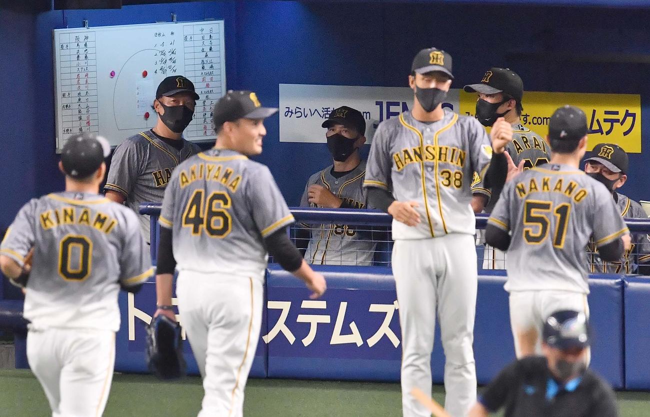 阪神対中日　5回無失点の秋山（左から3人目）を見つめる矢野監督（中央）（撮影・上田博志）