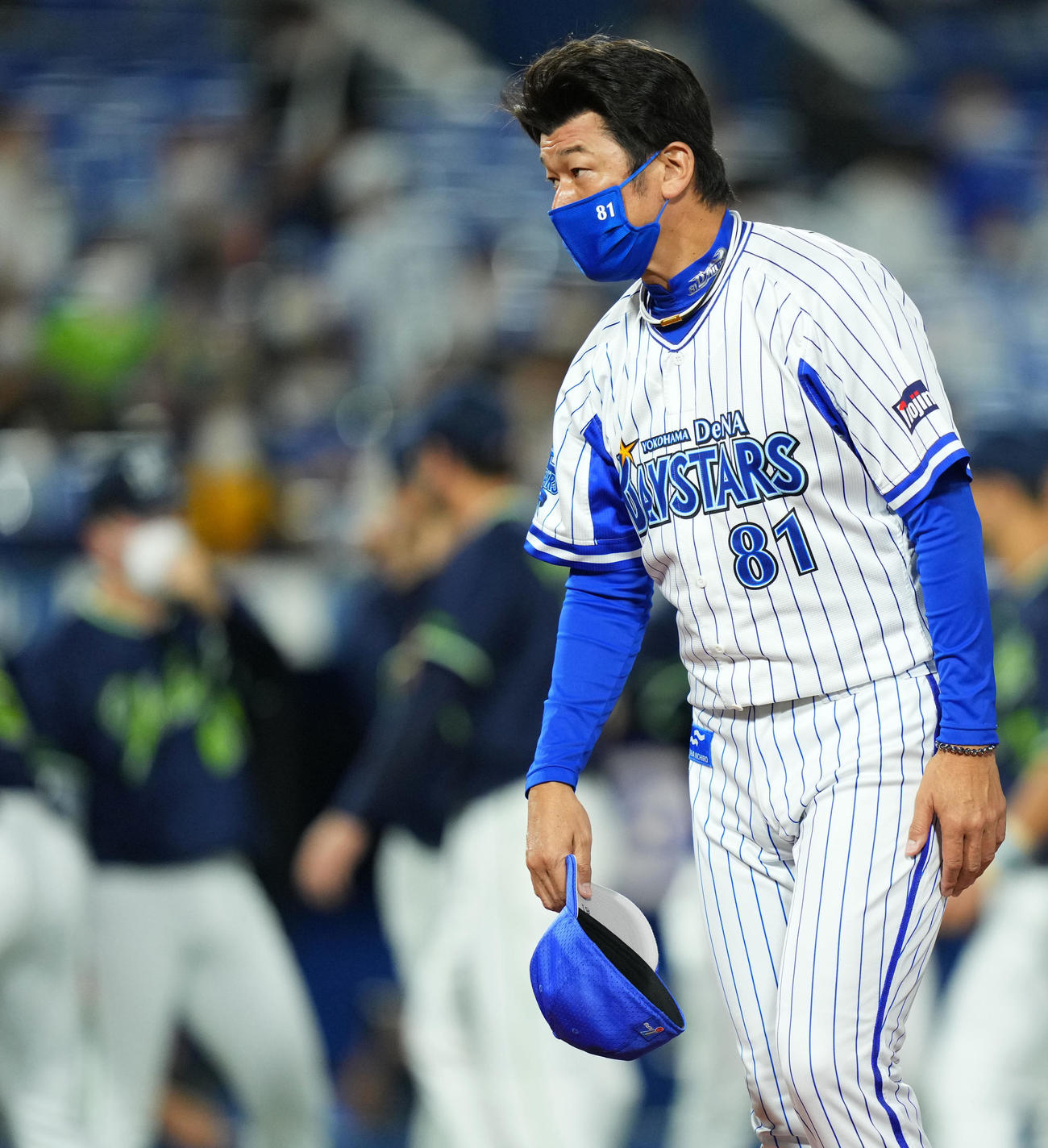 DeNA対ヤクルト　ヤクルトに敗れ引き揚げるDeNA三浦監督（撮影・横山健太）