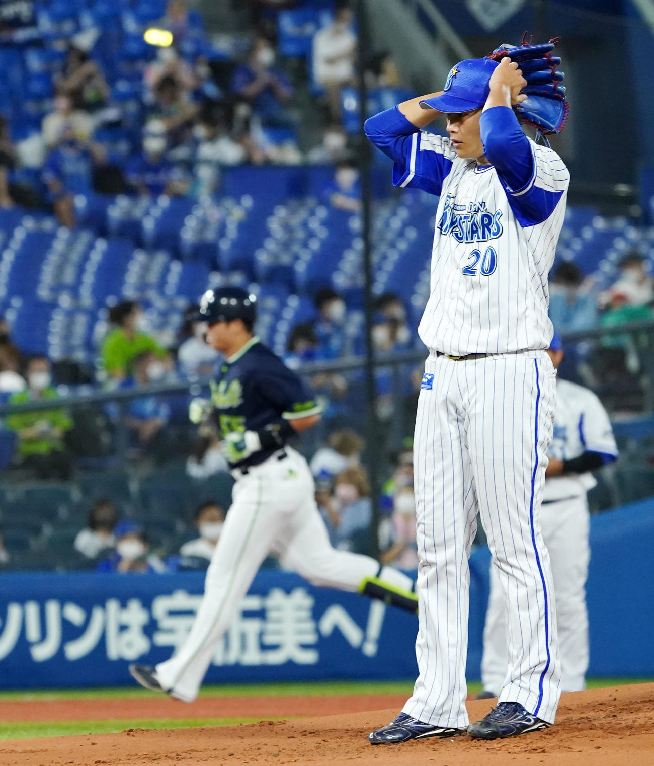 DeNA対ヤクルト　1回表ヤクルト無死満塁、村上に右越え満塁本塁打を浴び肩を落とす坂本（撮影・横山健太）