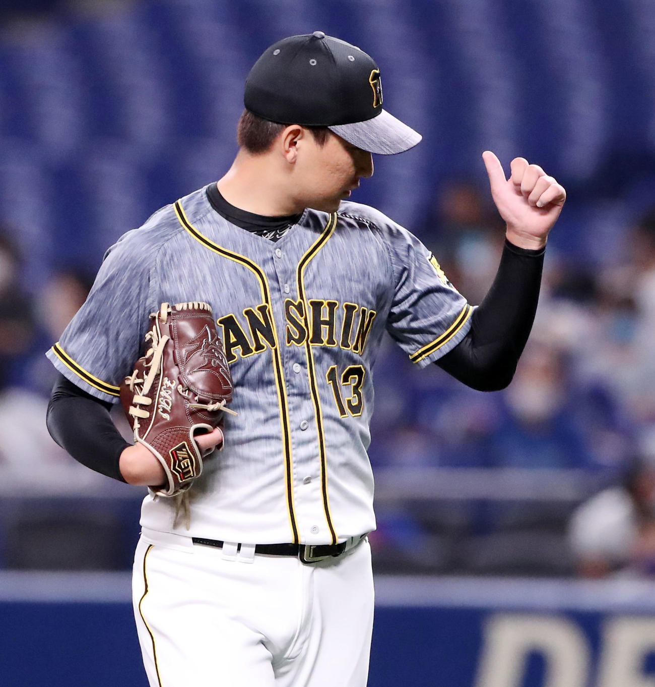 中日対阪神　8回裏を無失点で抑えた岩崎はサムアップポーズを見せる（撮影・加藤哉）