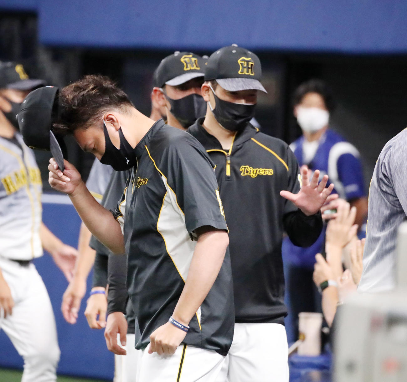 中日対阪神　中日に勝利しナインとエアタッチする岩崎（撮影・加藤哉）