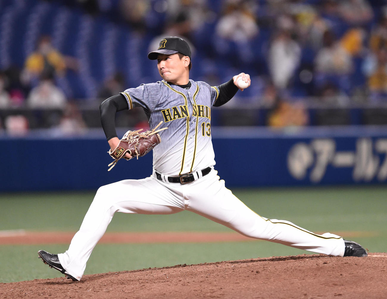 中日対阪神　8回裏に登板し、2勝目を挙げた岩崎（撮影・森本幸一）