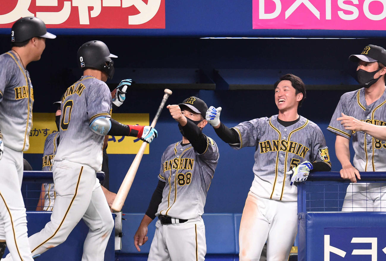 9回表阪神1死三塁、左犠飛を放った木浪を迎える矢野監督（中央）ら（撮影・森本幸一）