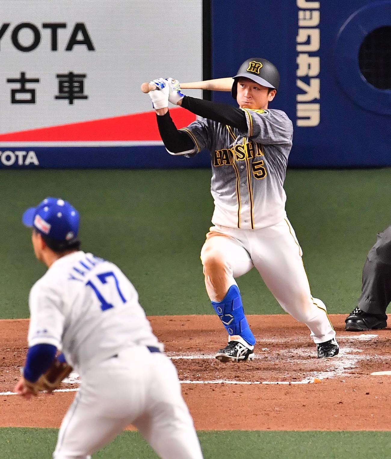 中日対阪神　3回表阪神1死二塁、近本は右先制適時二塁打を放つ（撮影・上田博志）