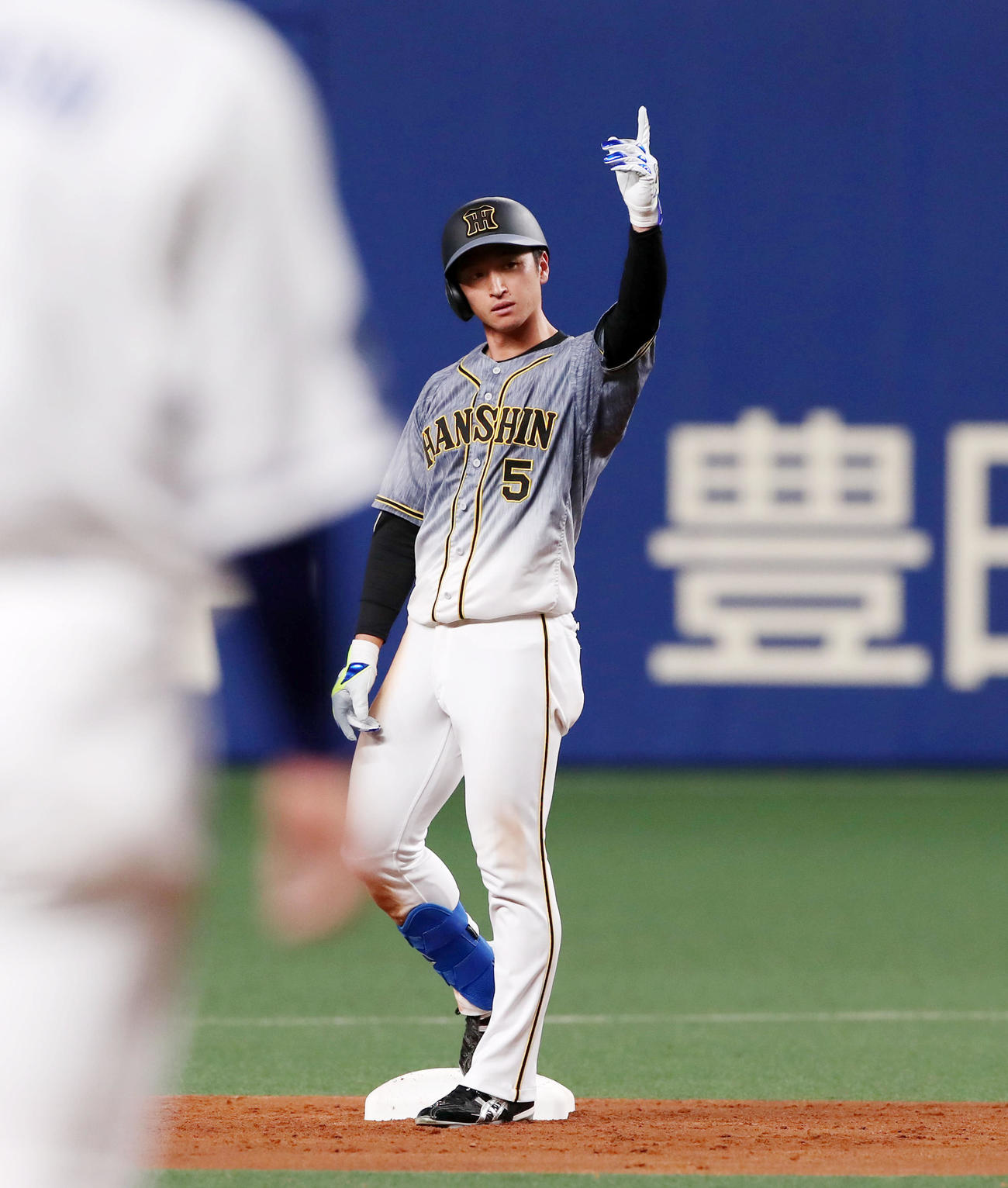 中日対阪神　3回表阪神1死二塁、近本は右越え適時二塁打を放ち、ポーズを決める（撮影・加藤哉）
