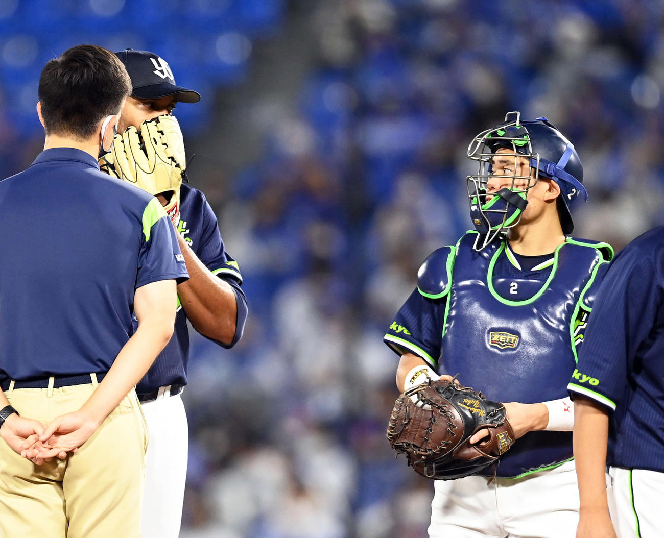 3回裏、ヤクルト先発スアレスと話をする中村（撮影・たえ見朱実）