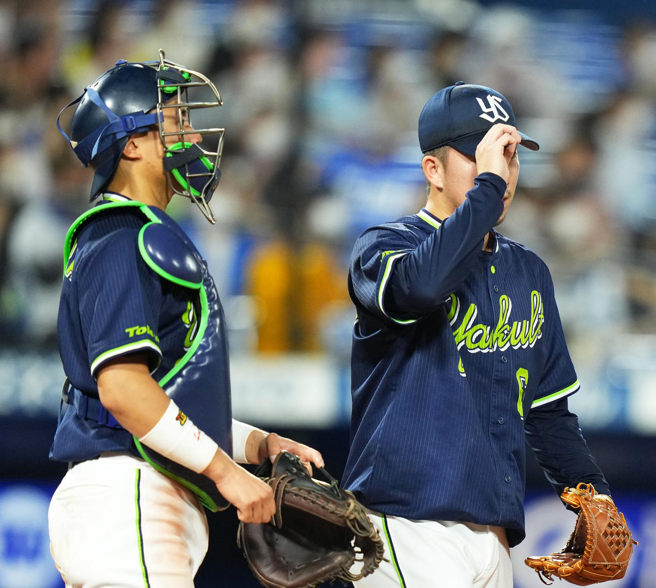 7回裏、今野（右）と言葉を交わす中村（撮影・横山健太）