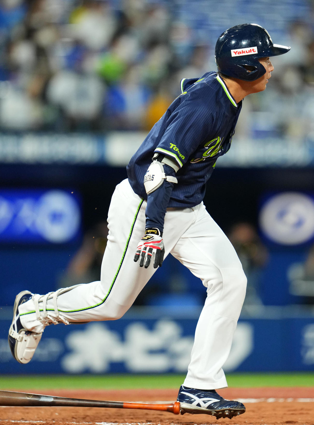 DeNA対ヤクルト　9回表ヤクルト無死、左前二塁打を放つ川端（撮影・横山健太）