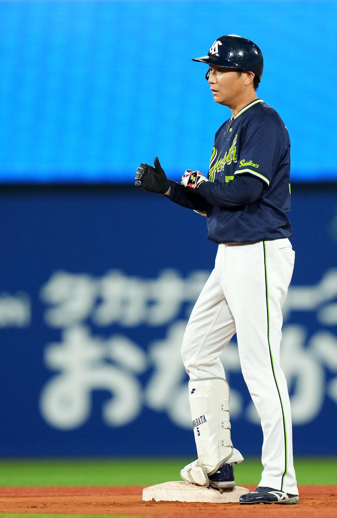 DeNA対ヤクルト　9回表ヤクルト無死、左前二塁打を放った川端（撮影・横山健太）