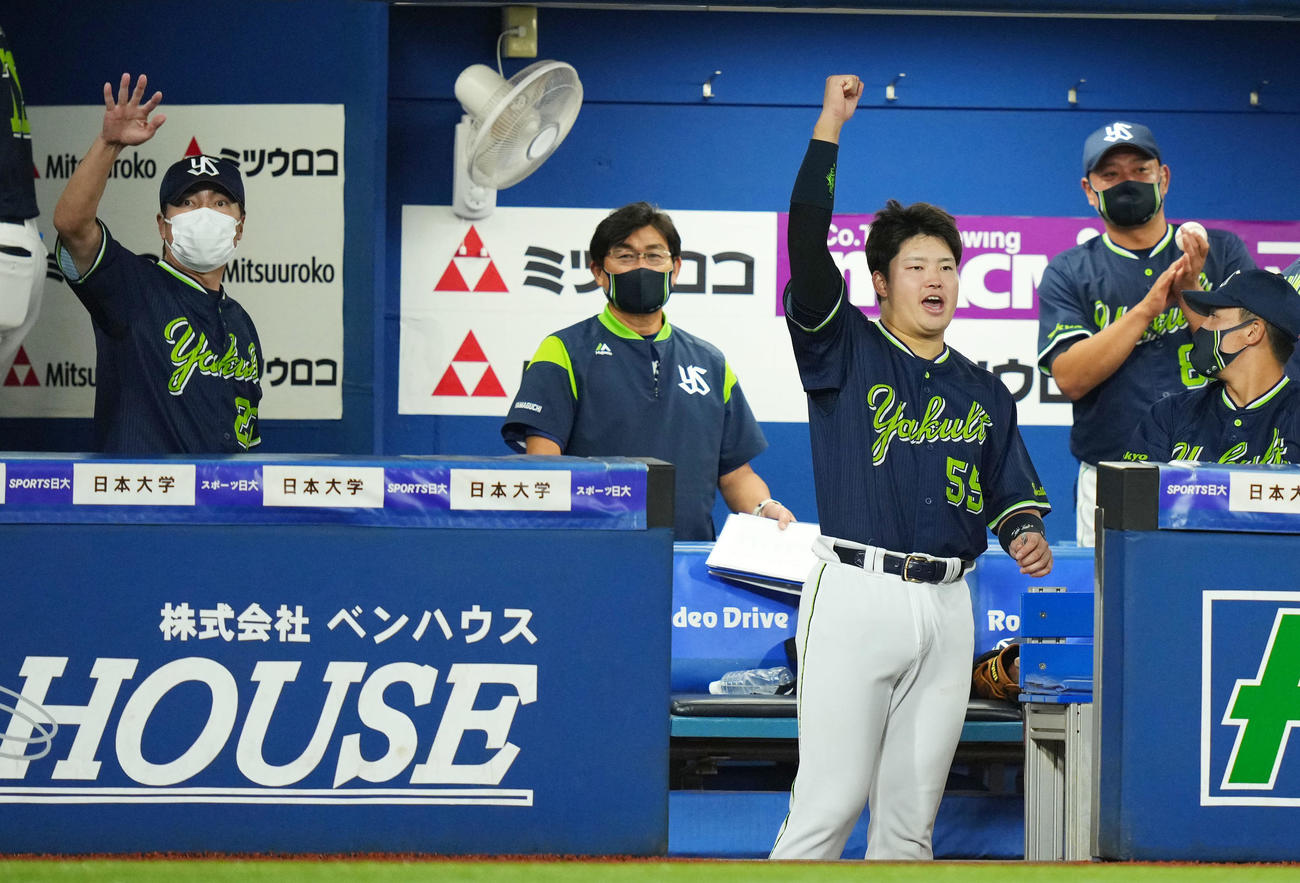 DeNA対ヤクルト　6回表ヤクルト1死二塁、西浦の左前適時打で追加点を奪い拳を突き上げる村上（右から3人目）。左は高津監督（撮影・横山健太）