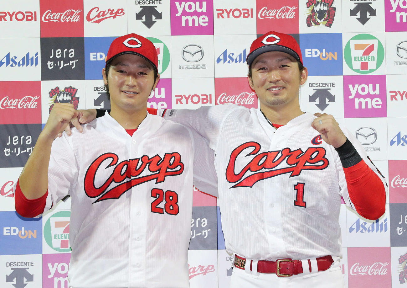 広島対巨人　お立ち台でガッツポーズする床田（左）と鈴木誠