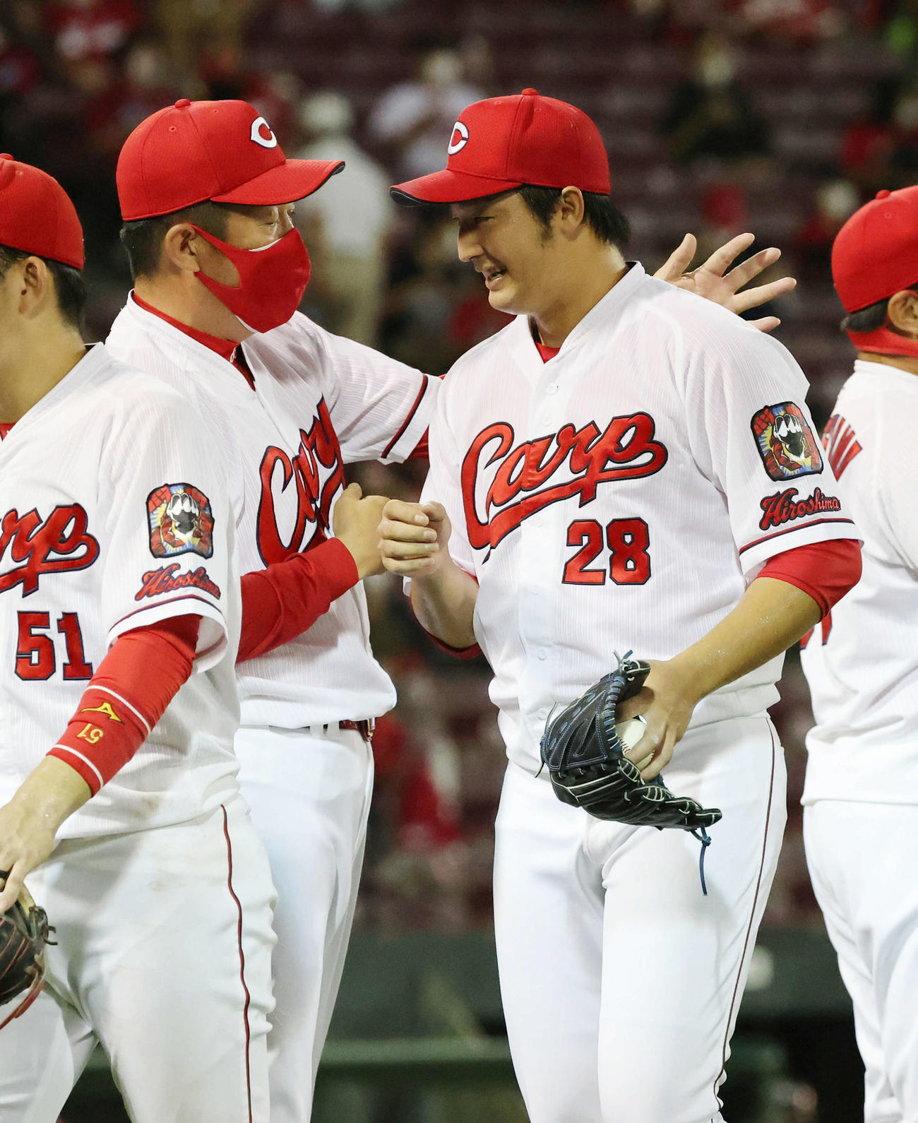 広島対巨人　初完封勝利の床田（右）をねぎらう佐々岡監督（撮影・加藤孝規）
