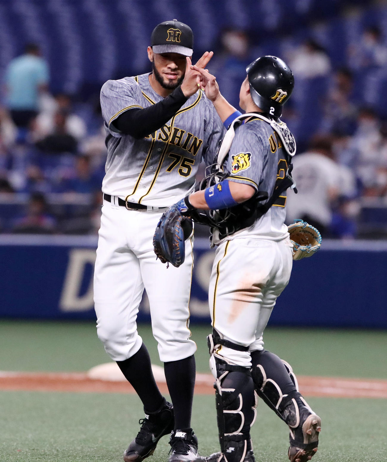 中日対阪神　9回裏に登板し無失点ピッチングで閉めたスアレス（左）は梅野とタッチ（撮影・加藤哉）