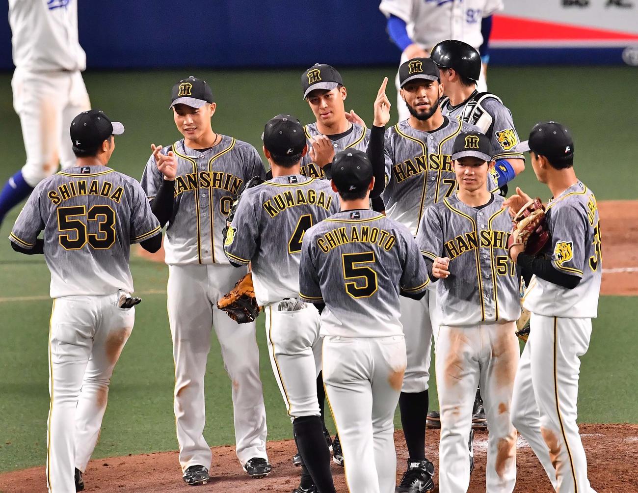 阪神対中日　中日に勝利しエアタッチする木浪（左から2人目）ら阪神ナイン（撮影・上田博志）