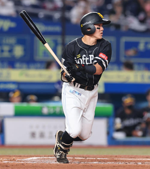 ロッテ対ソフトバンク 2回表ソフトバンク無死一、三塁、先制の右犠飛を放つ牧原(撮影・垰建太)