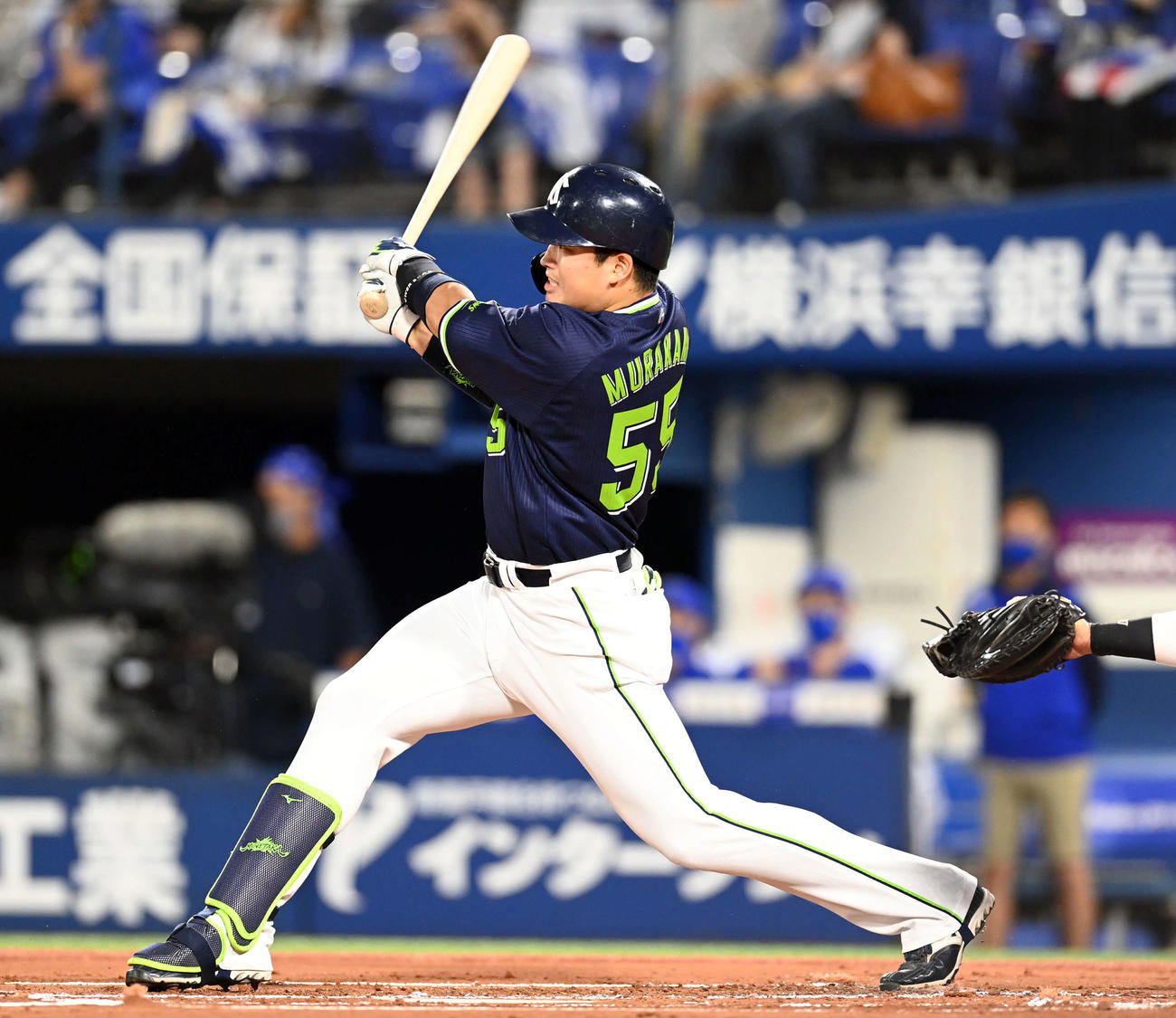 1回表ヤクルト無死満塁、右越えに満塁弾を放つ村上（撮影・たえ見朱実）