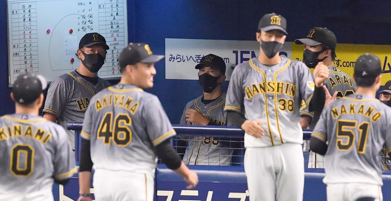 5回無失点の秋山（左から3人目）を見つめる矢野監督（中央）（撮影・上田博志）