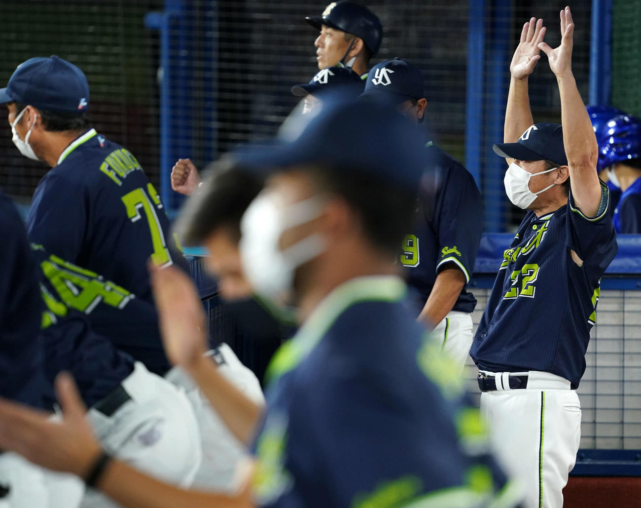 DeNA対ヤクルト　DeNAに勝利しバンザイして喜ぶヤクルト高津監督（右）（撮影・横山健太）
