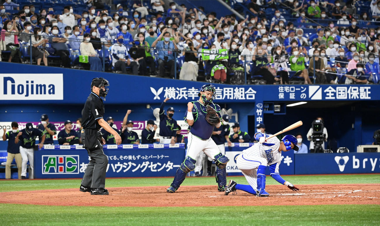 DeNA対ヤクルト　9回裏DeNA2死一塁、森（手前右）を三振に仕留めてガッツポーズの捕手中村（同中央）（撮影・山崎安昭）