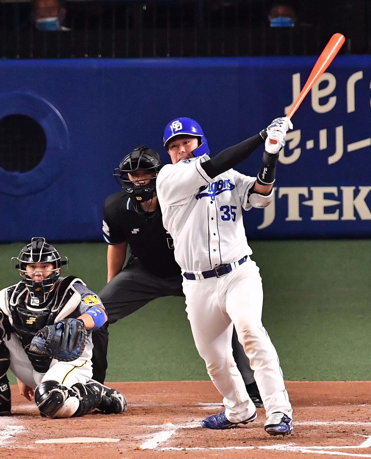 阪神対中日　6回裏中日1死二塁、右中間へ適時二塁打を放つ木下拓（撮影・上田博志）