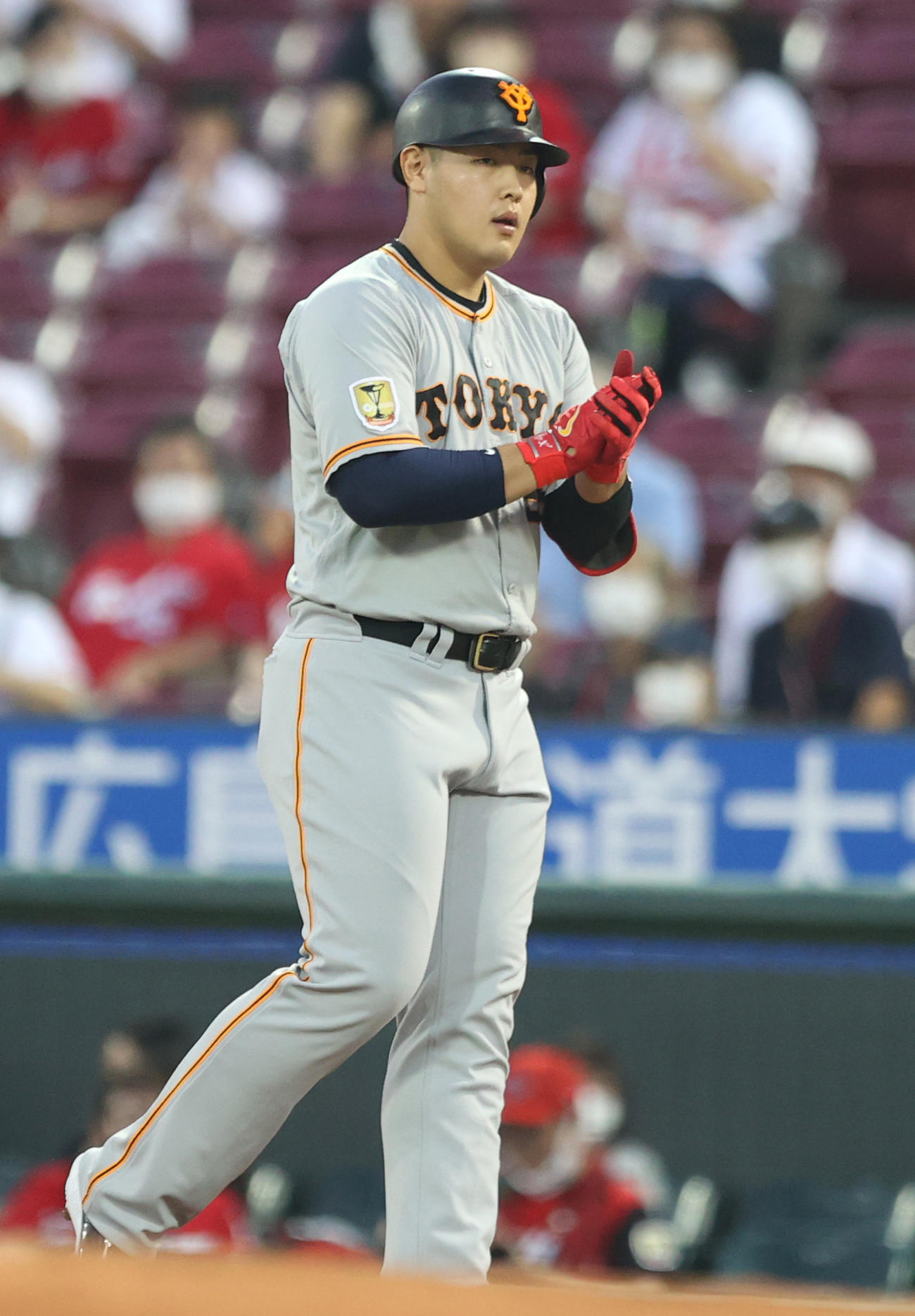 広島対巨人　1回表巨人1死二、三塁、先制2点適時打を放つ岡本和（撮影・狩俣裕三）