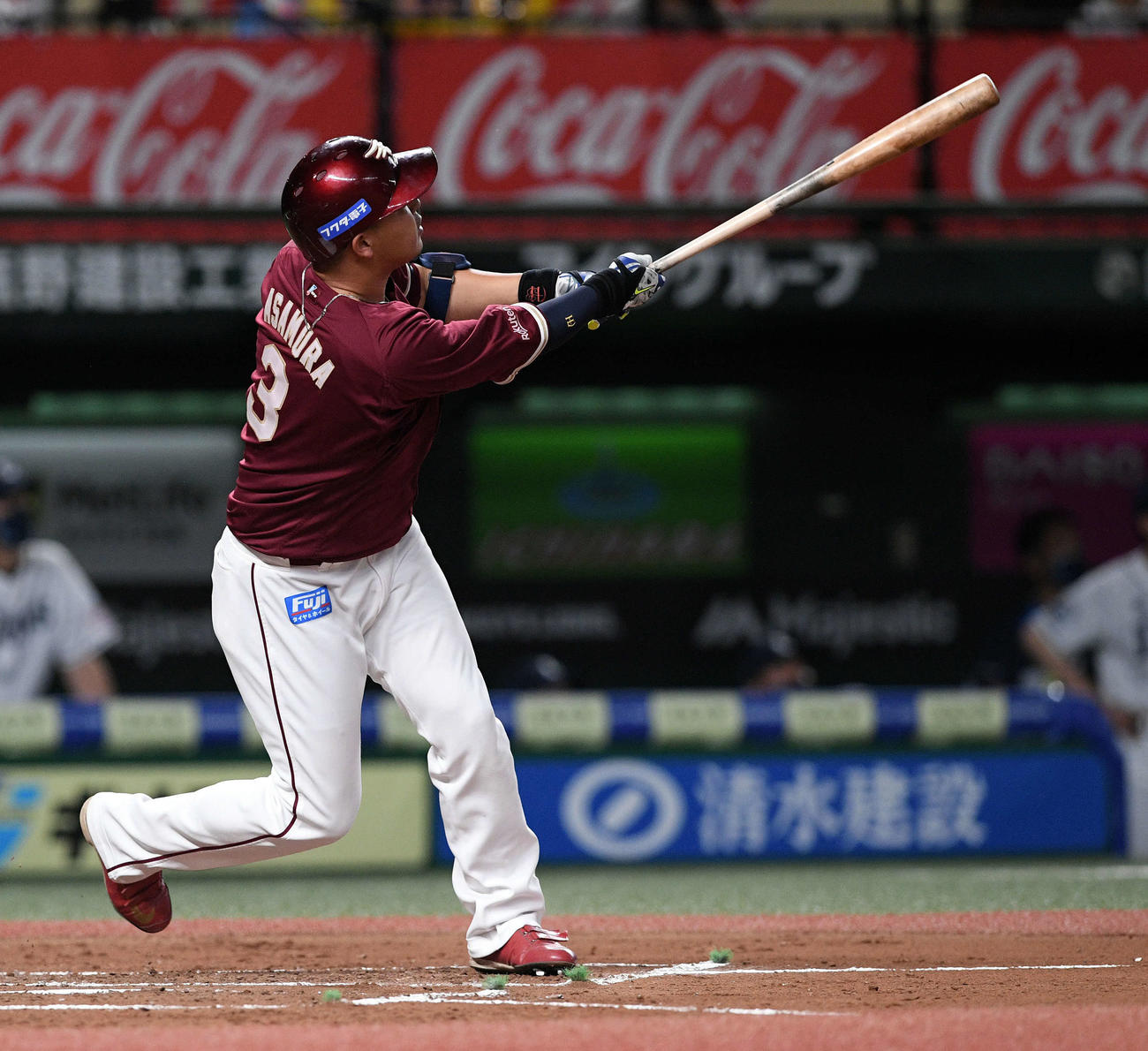 西武対楽天　3回表楽天1死一塁、浅村は左中間へ逆転の2点本塁打を放つ（撮影・滝沢徹郎）
