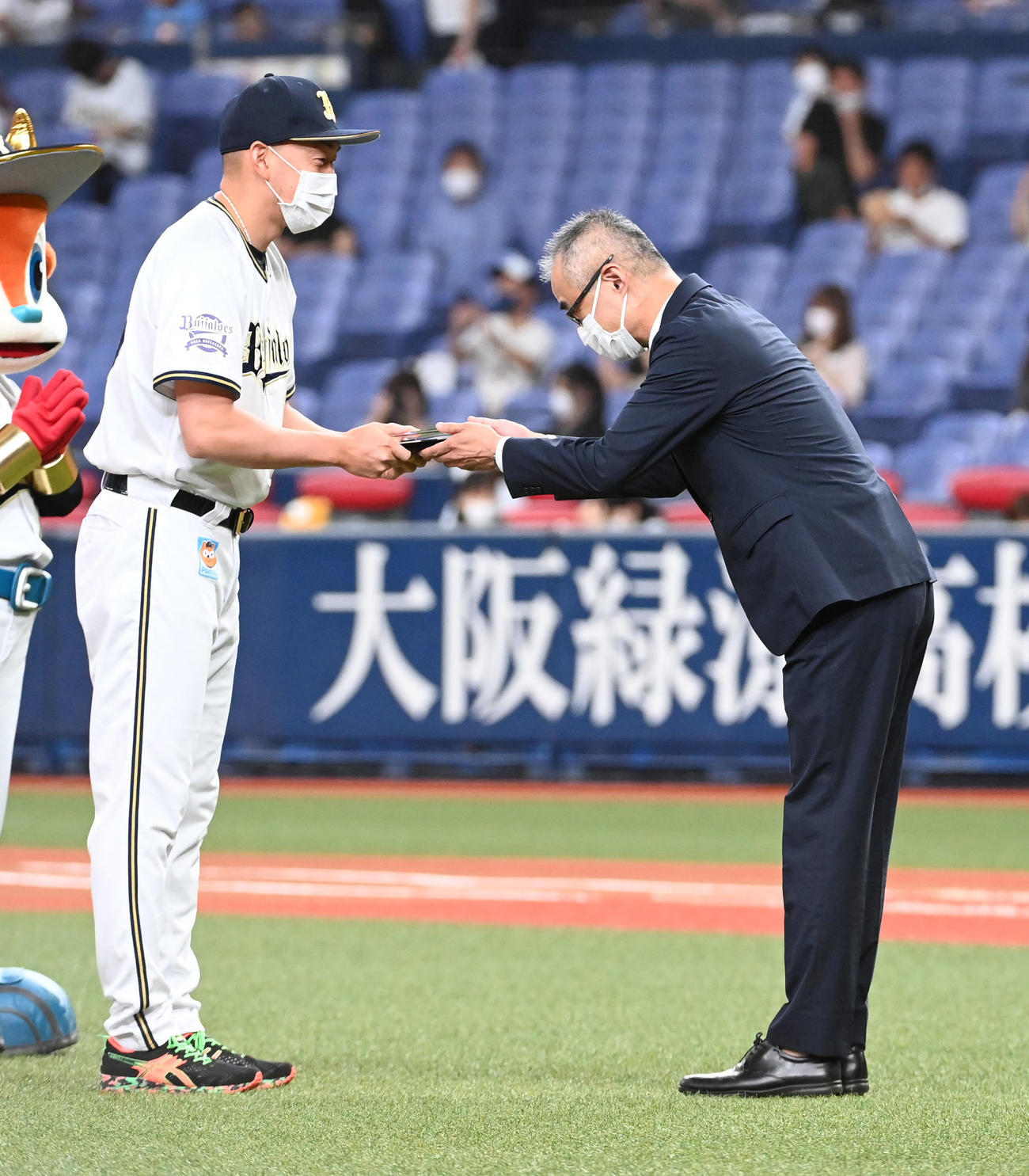オリックス対日本ハム　通算1000回投球の表彰を受ける平野佳寿（撮影・前岡正明）
