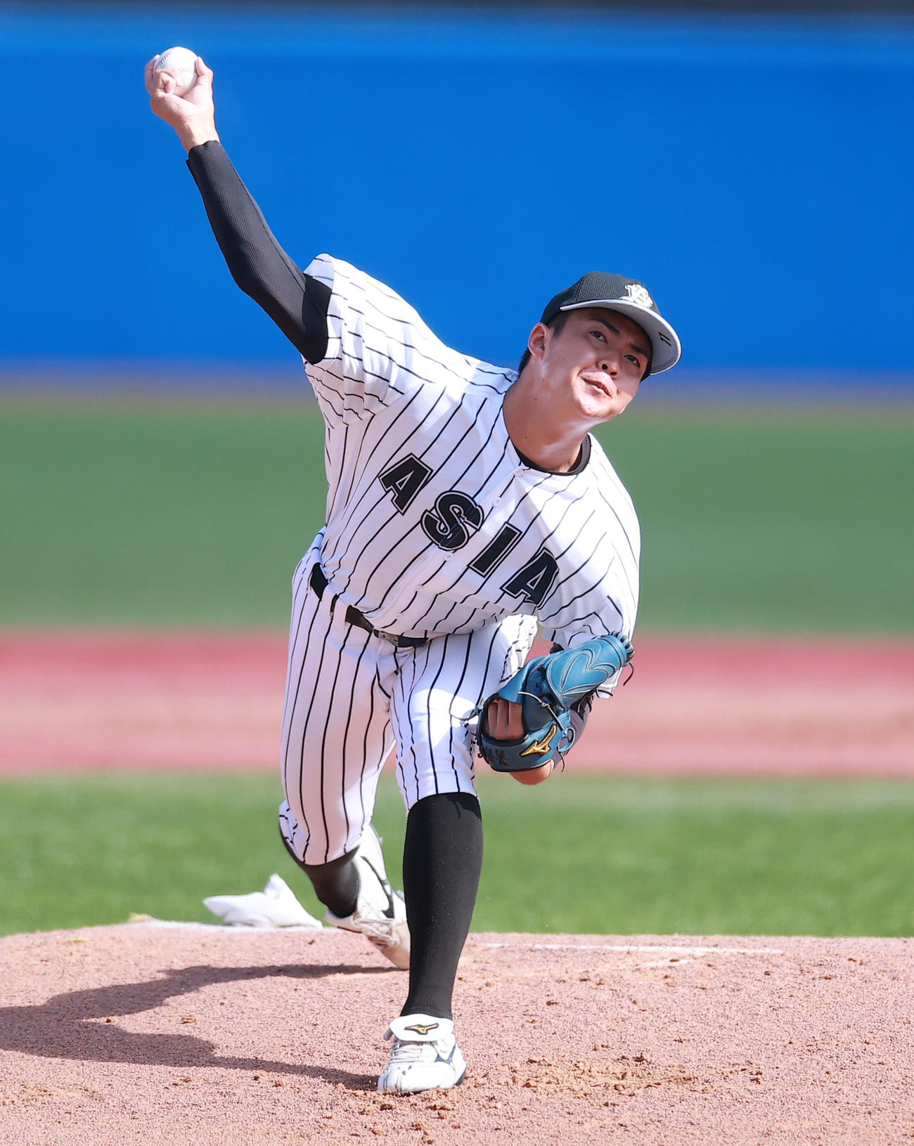 亜大対駒大　力投する亜大・松本健（撮影・野上伸悟）