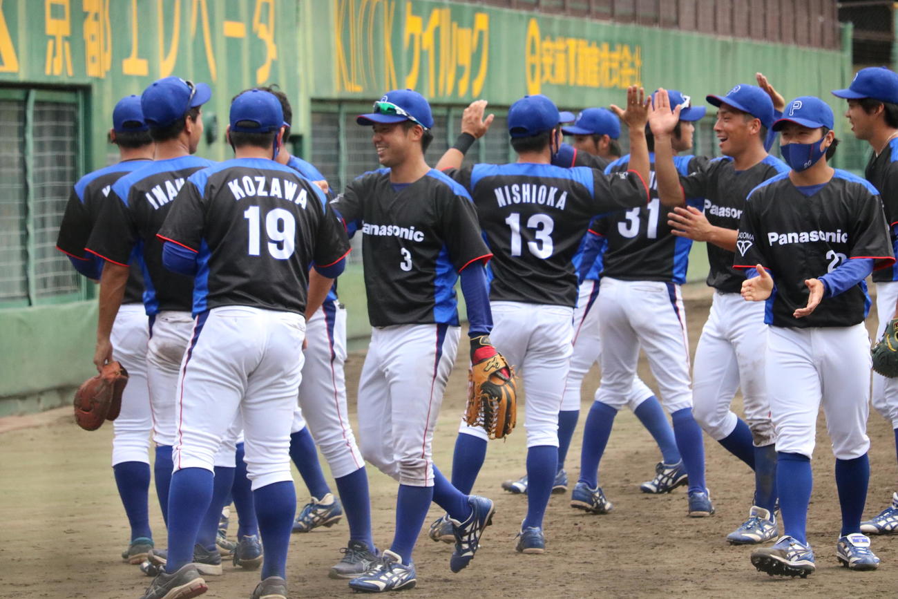 勝利後に仲間とタッチをするパナソニックの田中宗一郎（背番号3）（撮影・林亮佑）