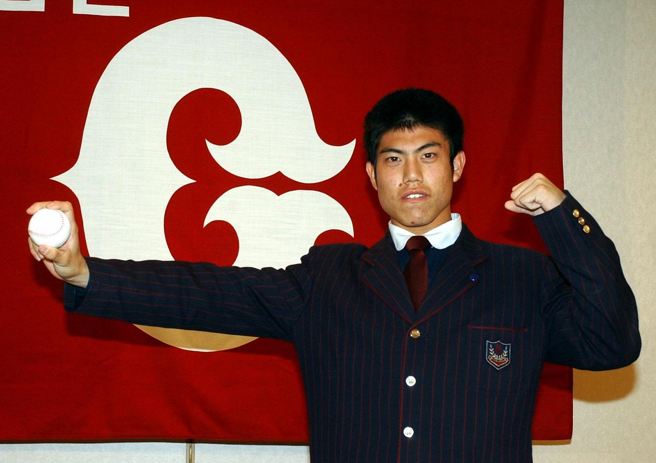 03年、巨人との仮契約を終えた西村健太朗