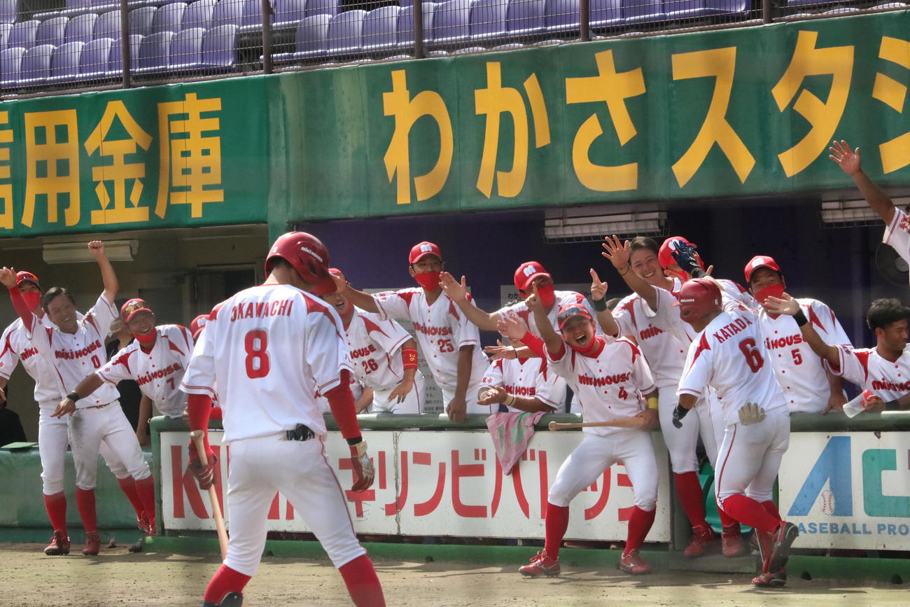 2回裏1死、ミキハウス7番の堅田啓太郎外野手が先制の右越え本塁打を放ち、ベンチ前で笑顔でナインとハイタッチをかわす（撮影・林亮佑）