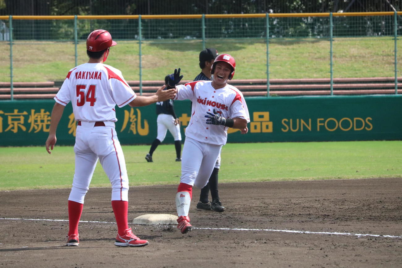 2回裏1死、ミキハウス7番の堅田啓太郎外野手が右越え本塁打を放ち、笑顔で三塁ベースを回る（撮影・林亮佑